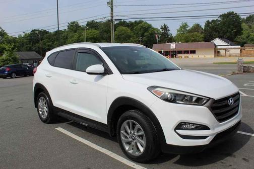 Dazzling White 2016 Hyundai TUCSON SE
