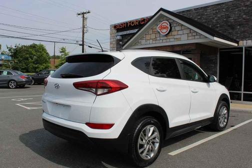 Dazzling White 2016 Hyundai TUCSON SE