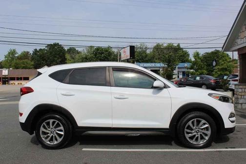 Dazzling White 2016 Hyundai TUCSON SE