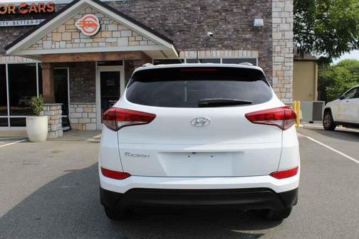 Dazzling White 2016 Hyundai TUCSON SE