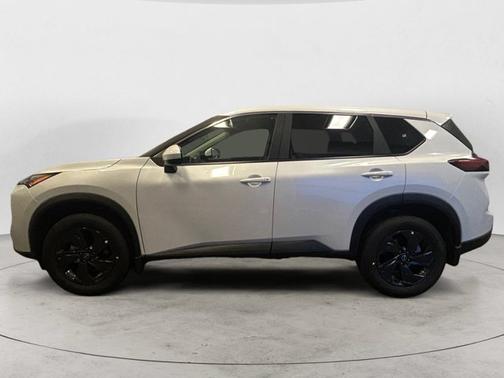 Everest White Pearl Tricoat 2026 Nissan Rogue SV