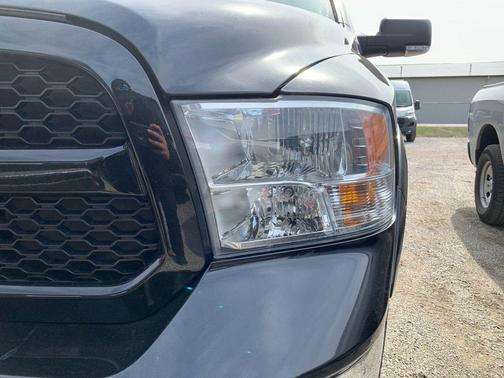 Brilliant Black Crystal Pearlcoat 2016 RAM 1500 Outdoorsman