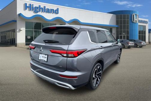 Mercury Gray Metallic 2024 Mitsubishi Outlander SE S-AWC