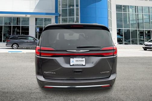 Granite Crystal Metallic Clearcoat 2023 Chrysler Pacifica Limited