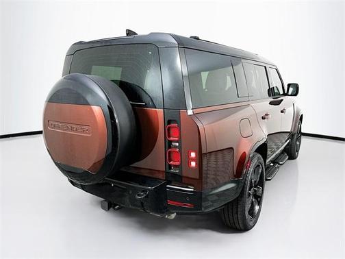 2025 Land Rover Defender P400 X-Dynamic SE