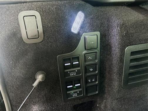 2023 Land Rover Discovery P360 Metropolitan Edition