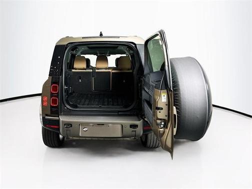 2025 Land Rover Defender P400 X-Dynamic SE