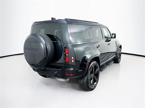2025 Land Rover Defender P400 X-Dynamic SE
