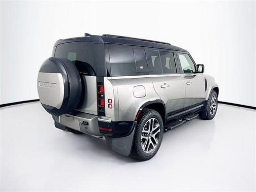 2024 Land Rover Defender P400 X-Dynamic SE