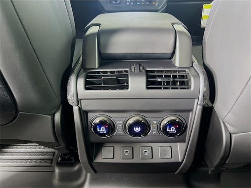 2025 Land Rover Defender V8