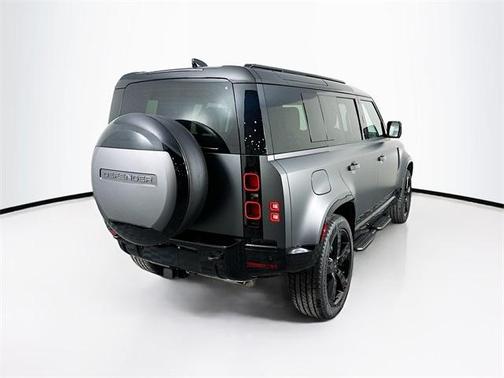 2025 Land Rover Defender P400 X-Dynamic SE