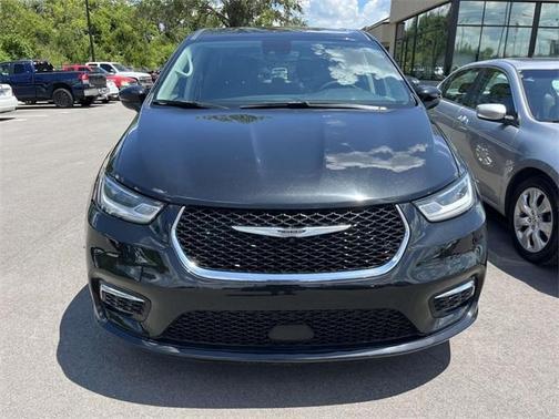 2023 Chrysler Pacifica Touring-L