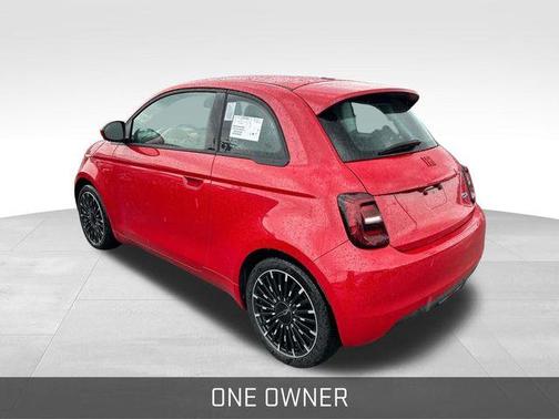 2024 FIAT 500e Base
