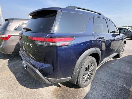 2022 Nissan Pathfinder SV