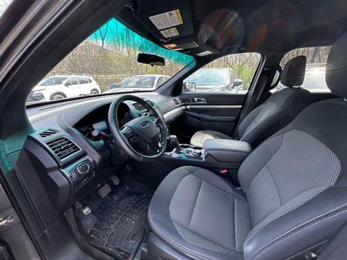 Magnetic 2018 Ford Explorer XLT