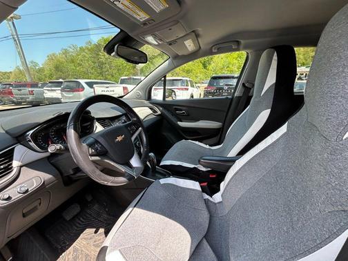 Summit White 2019 Chevrolet Trax LT