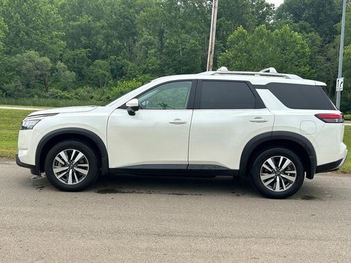 Pearl White Tricoat 2024 Nissan Pathfinder SL
