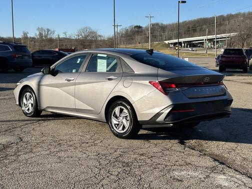 2024 Hyundai ELANTRA SE