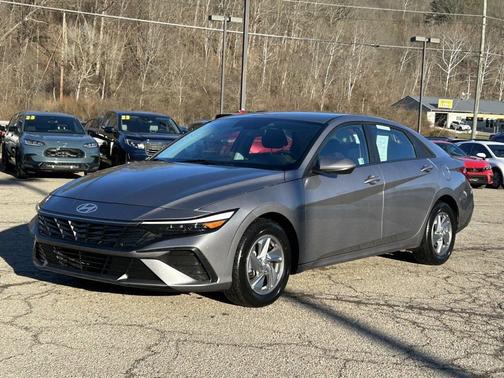 2024 Hyundai ELANTRA SE
