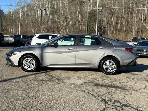 2024 Hyundai ELANTRA SE