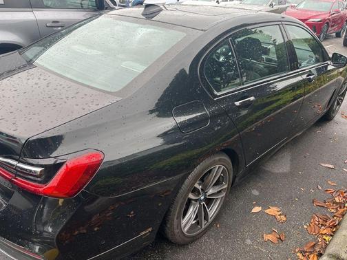Black Sapphire Metallic 2022 BMW 740 i xDrive