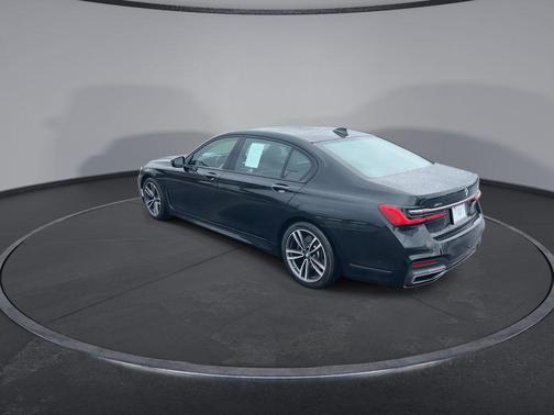 Black Sapphire Metallic 2022 BMW 740 i xDrive