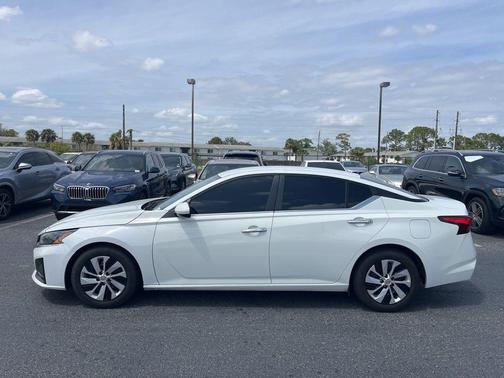Glacier White 2023 Nissan Altima S FWD
