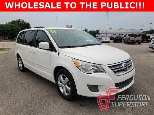 2011 Volkswagen Routan SE