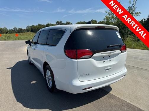2022 Chrysler Voyager LX