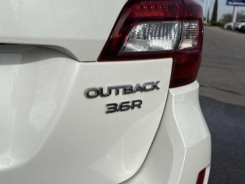 Crystal White Pearl 2017 Subaru Outback 3.6R Touring