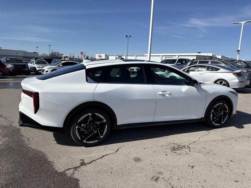 Snow White Pearl 2026 Kia K4 GT-LINE