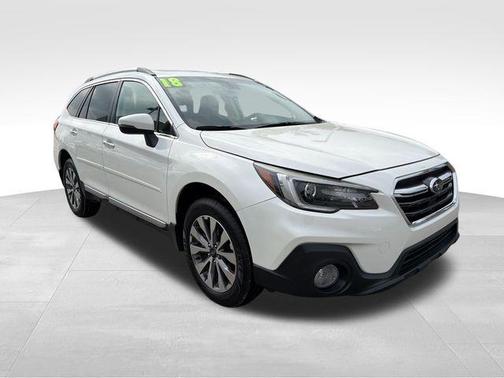 Crystal White Pearl 2018 Subaru Outback 2.5i Touring