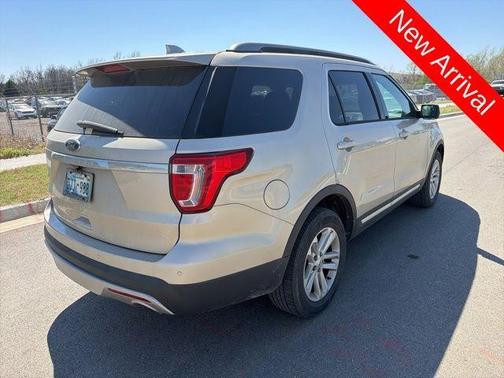 White Gold Metallic 2017 Ford Explorer XLT