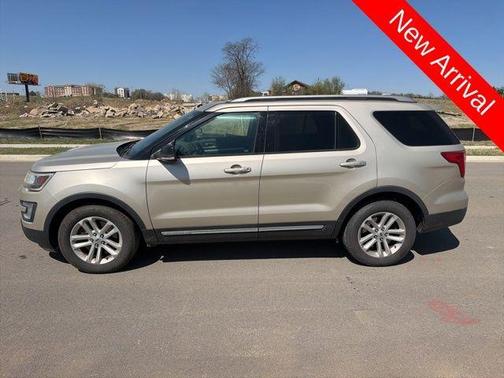 White Gold Metallic 2017 Ford Explorer XLT