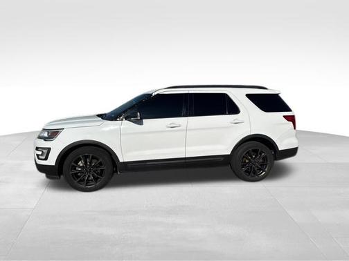 Oxford White 2017 Ford Explorer XLT