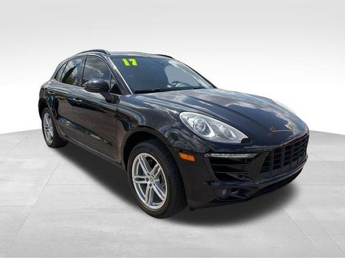 Jet Black Metallic 2017 Porsche Macan Base