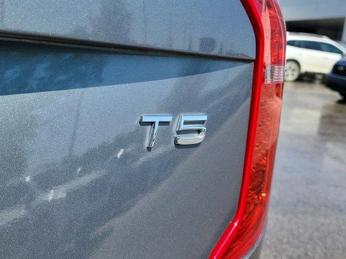 2017 Volvo XC90 T5 Momentum