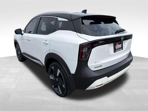 2t Wht Blk Roof 2025 Nissan Kicks SR