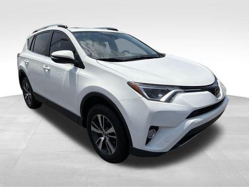 Super White 2018 Toyota RAV4 XLE