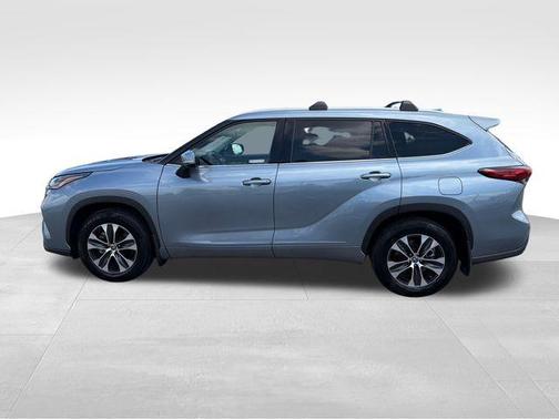 Moon Dust 2022 Toyota Highlander XLE