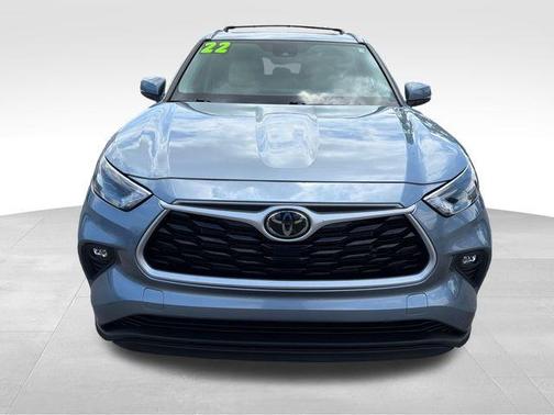 Moon Dust 2022 Toyota Highlander XLE