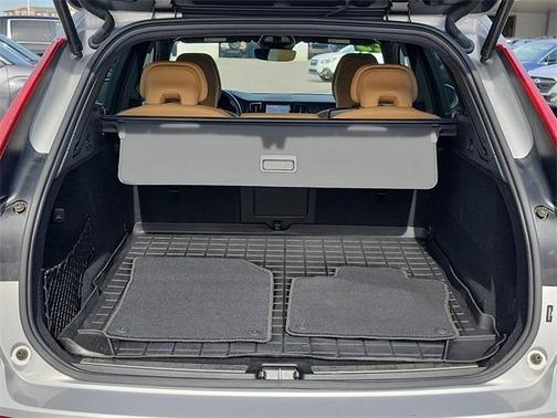 2023 Volvo XC60 B5 Ultimate Bright Theme