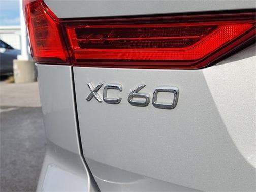 2023 Volvo XC60 B5 Ultimate Bright Theme