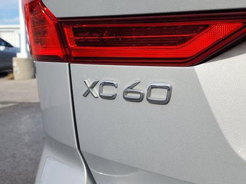 2023 Volvo XC60 B5 Ultimate Bright Theme