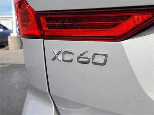 2023 Volvo XC60 B5 Ultimate Bright Theme
