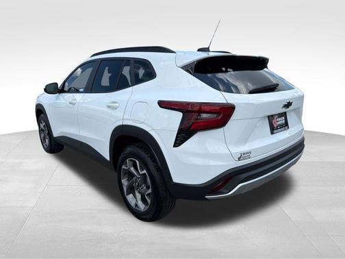 Summit White 2025 Chevrolet Trax LT