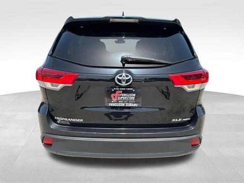 Midnight Black Metallic 2019 Toyota Highlander XLE