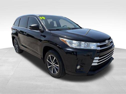Midnight Black Metallic 2019 Toyota Highlander XLE