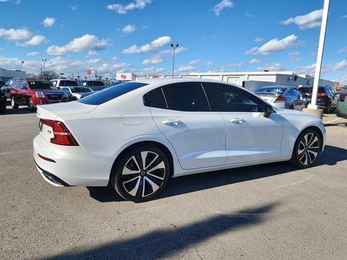 2022 Volvo S60 B5 Momentum