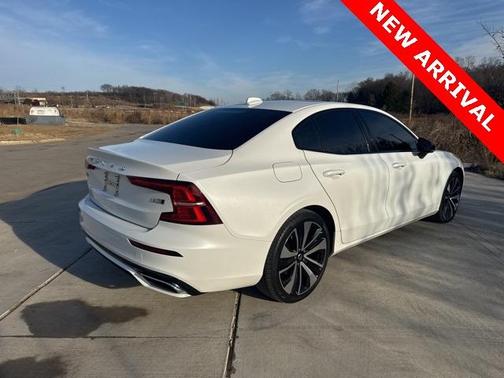 2022 Volvo S60 B5 Momentum
